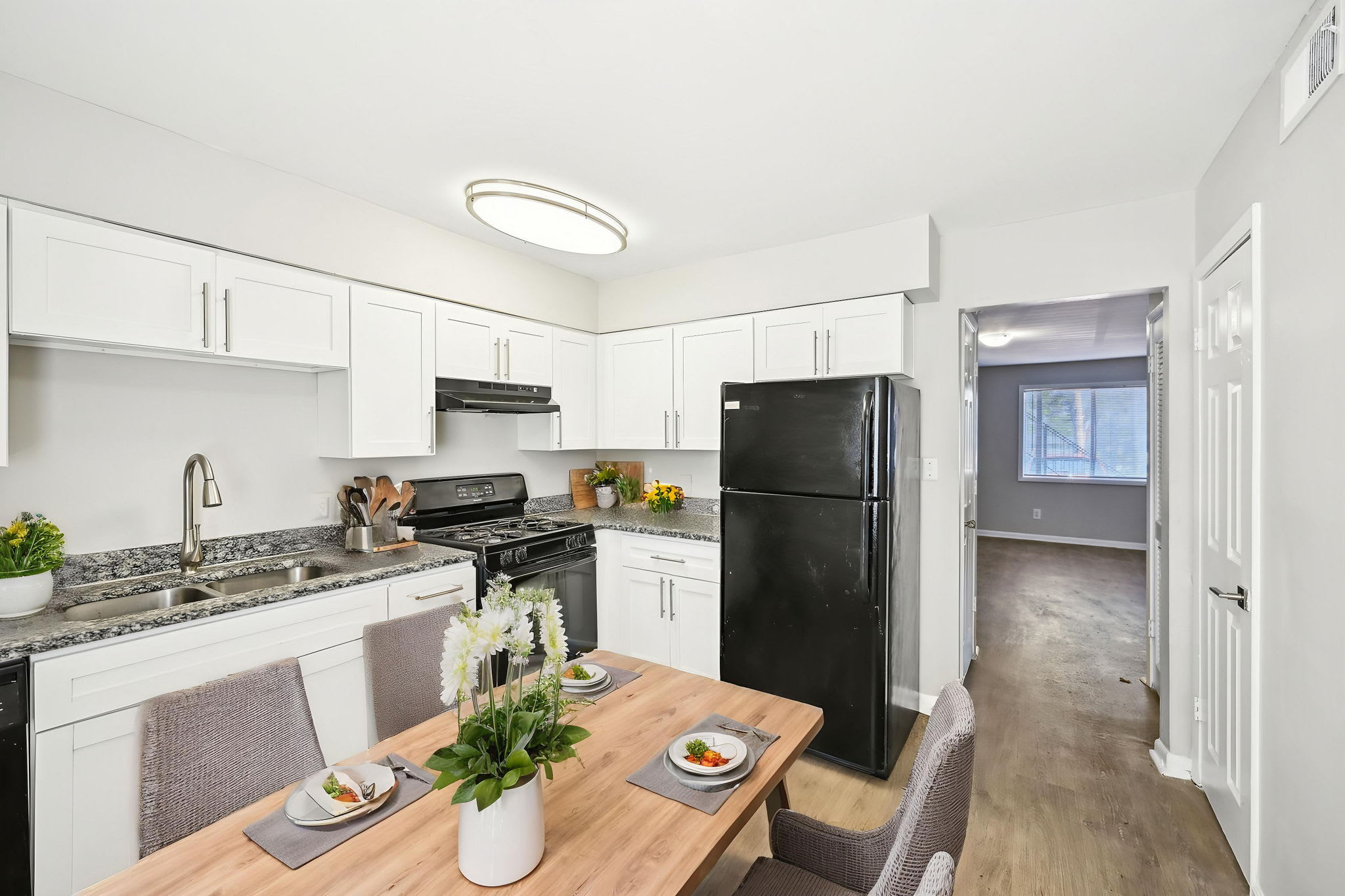 【10230】 Grass Roots SGB-550 LADIES ROOM 16-web-or-mls-2050 austell rd